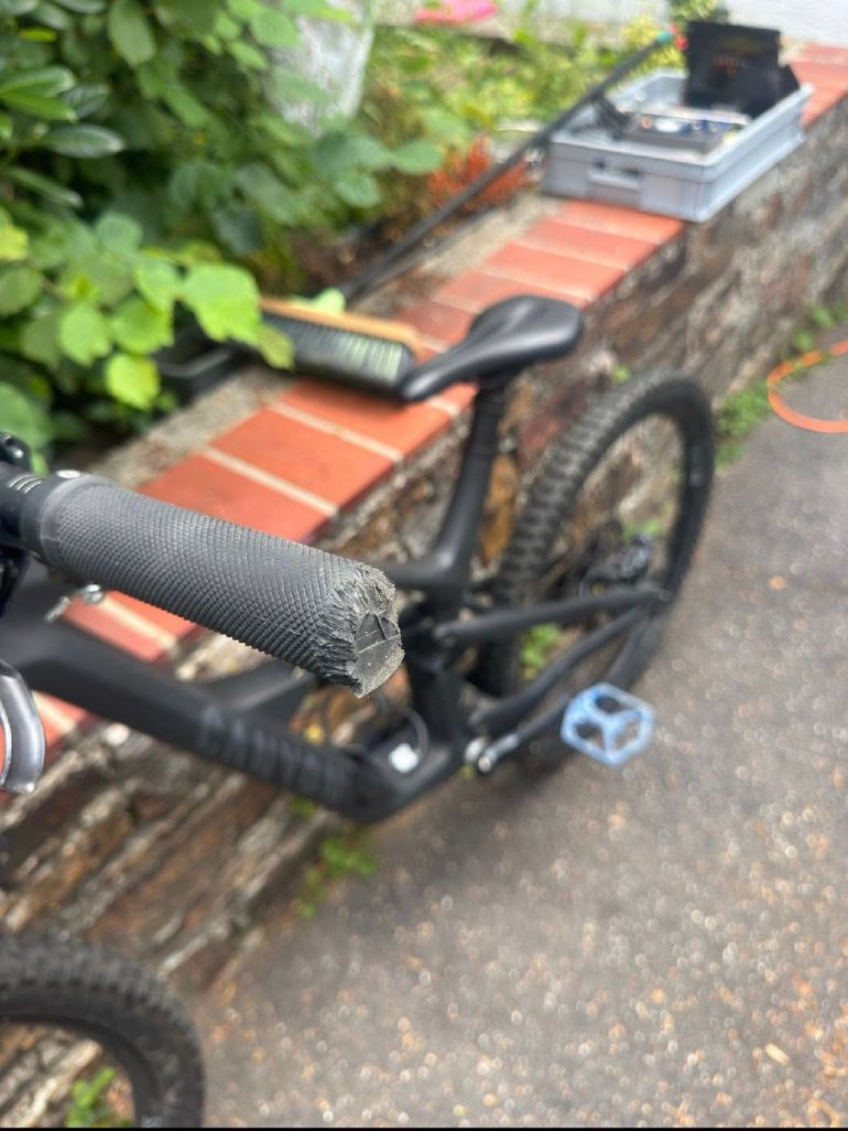 Canyon Spectral CF 7 2024 2024 Mountainbike usato, Nero — immagine 2 di 7
