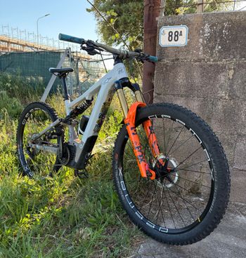 Focus SAM² 6.9 2023 2023 Mountainbike usato, Grigio chiaro — immagine 2 di 4