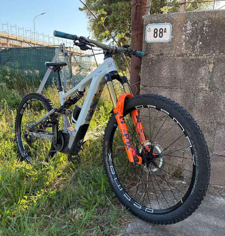 Focus SAM² 6.9 2023 2023 Mountainbike usato, Grigio chiaro — immagine 2 di 4