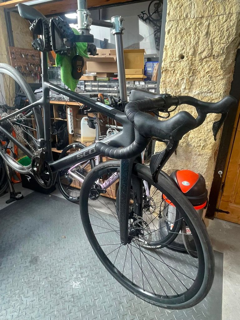 Scott Addict 40 2025 2025 Road & Gravel usato, Nero — immagine 3 di 6