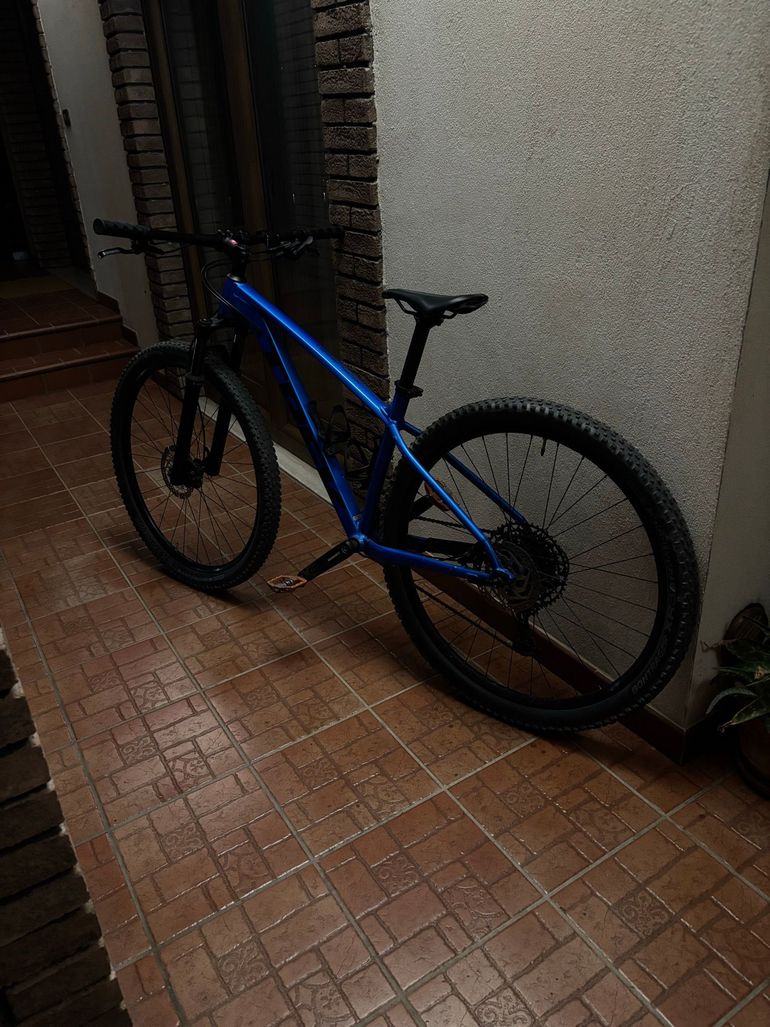 Gebrauchtes Trek X-Caliber 8 2022 2022 Mountainbike, Blau, 27.5, 29 — Bild 2 von 3