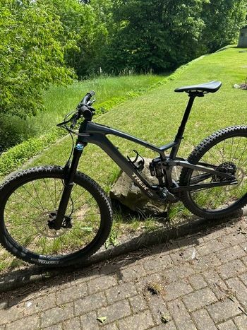 Trek Fuel EXe 9.7 2023 2023 Mountainbike usato, Grigio chiaro — immagine 1 di 10