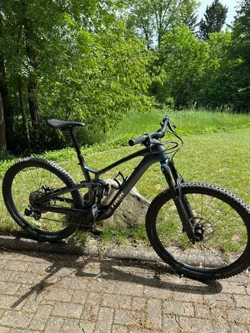 Trek Fuel EXe 9.7 2023 2023 Mountainbike usato, Grigio chiaro — immagine 2 di 10