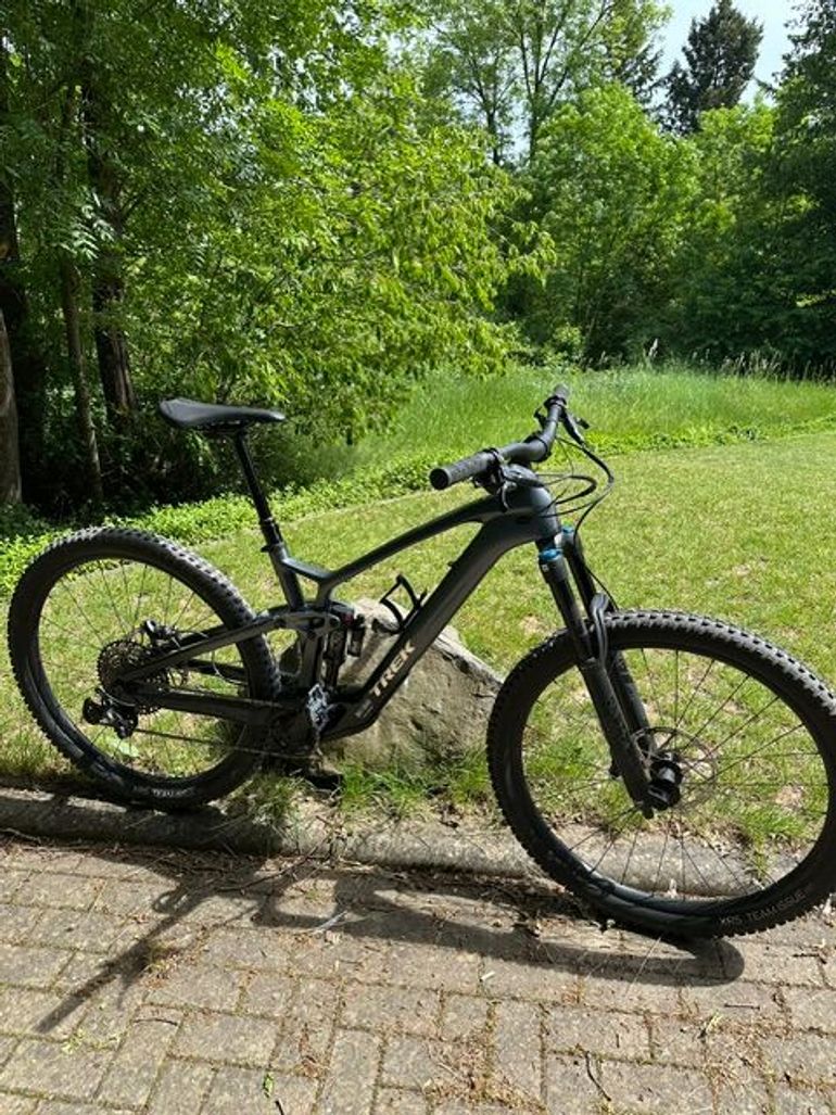 Trek Fuel EXe 9.7 2023 2023 Mountainbike usato, Grigio chiaro — immagine 2 di 10