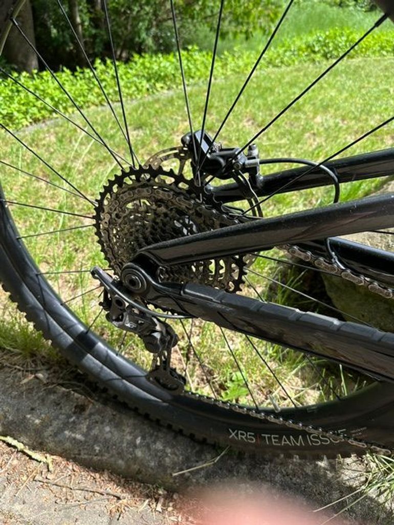 Trek Fuel EXe 9.7 2023 2023 Mountainbike usato, Grigio chiaro — immagine 3 di 10