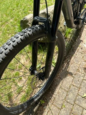 Trek Fuel EXe 9.7 2023 2023 Mountainbike usato, Grigio chiaro — immagine 6 di 10