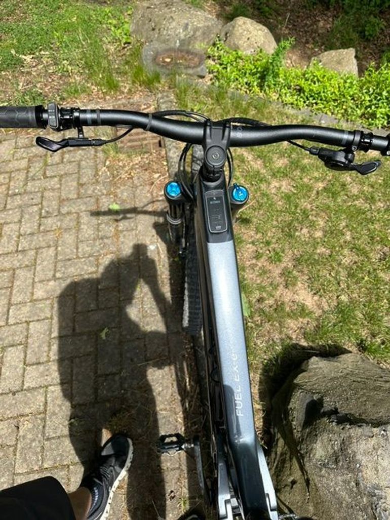 Trek Fuel EXe 9.7 2023 2023 Mountainbike usato, Grigio chiaro — immagine 7 di 10