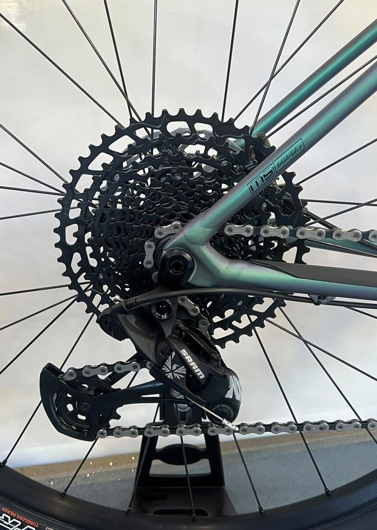 Used Specialized Chisel 2025 Mountainbike, Green — image 3 of 8