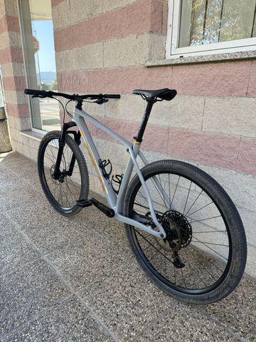 Used Trek Procaliber 9.8 2023 2023 Mountainbike, Light Gray, 29 — image 2 of 6