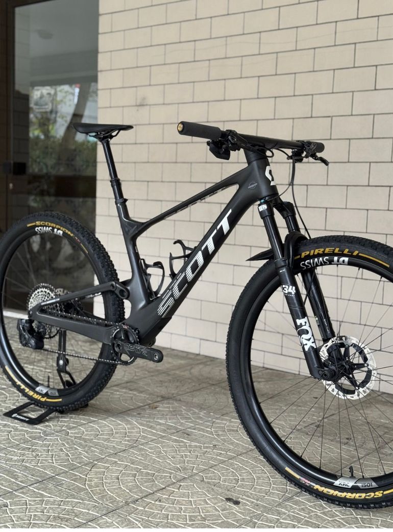Scott Spark RC Team 2024 2024 Mountainbike usato, Nero — immagine 2 di 8