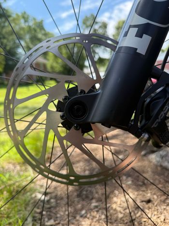 Used YT Capra CF Uncaged 10 2024 Mountainbike, Light Gray — image 7 of 8