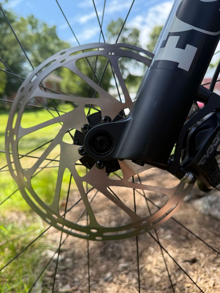 Used YT Capra CF Uncaged 10 2024 Mountainbike, Light Gray — image 7 of 8