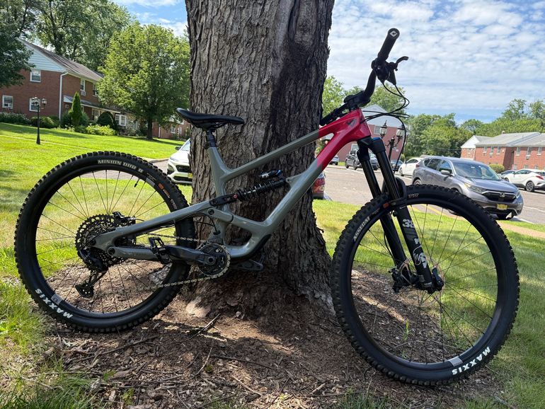 Used YT Capra CF Uncaged 10 2024 Mountainbike, Light Gray — image 2 of 8