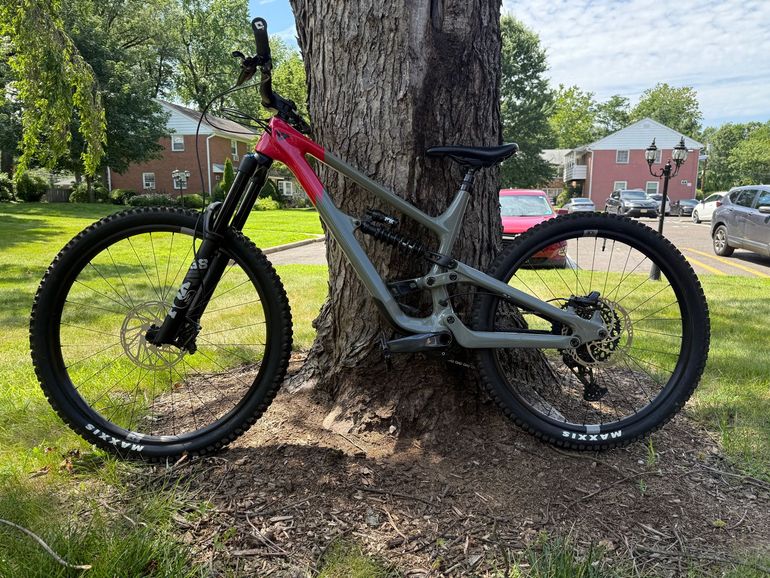 Used YT Capra CF Uncaged 10 2024 Mountainbike, Light Gray — image 1 of 8