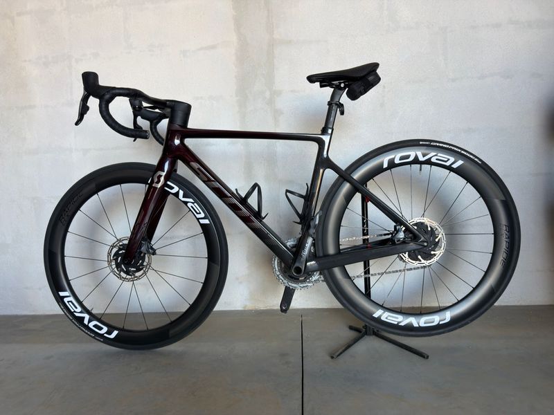 Used Scott Addict RC 10 2024 2024 Road & Gravel