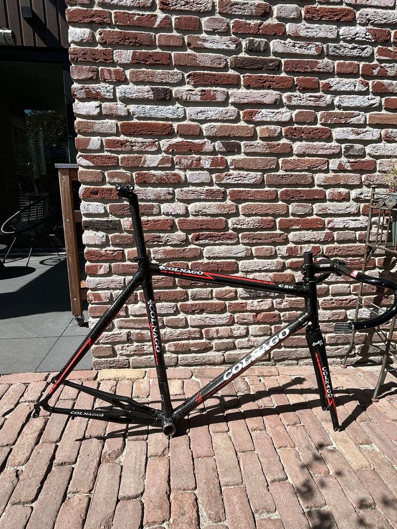 Colnago C50 Frameset met 75 Carbon vork. Zeldzaam exemplaar: lugged, handgemaakt in Italië, handbeschilderd met ATR-formule 1 carbon, kabelstoppers niet geoxideerd, trapas vet en gaaf. Incl DT Swiss 585 velgen met Record naven. 2007 Road & Gravel usato