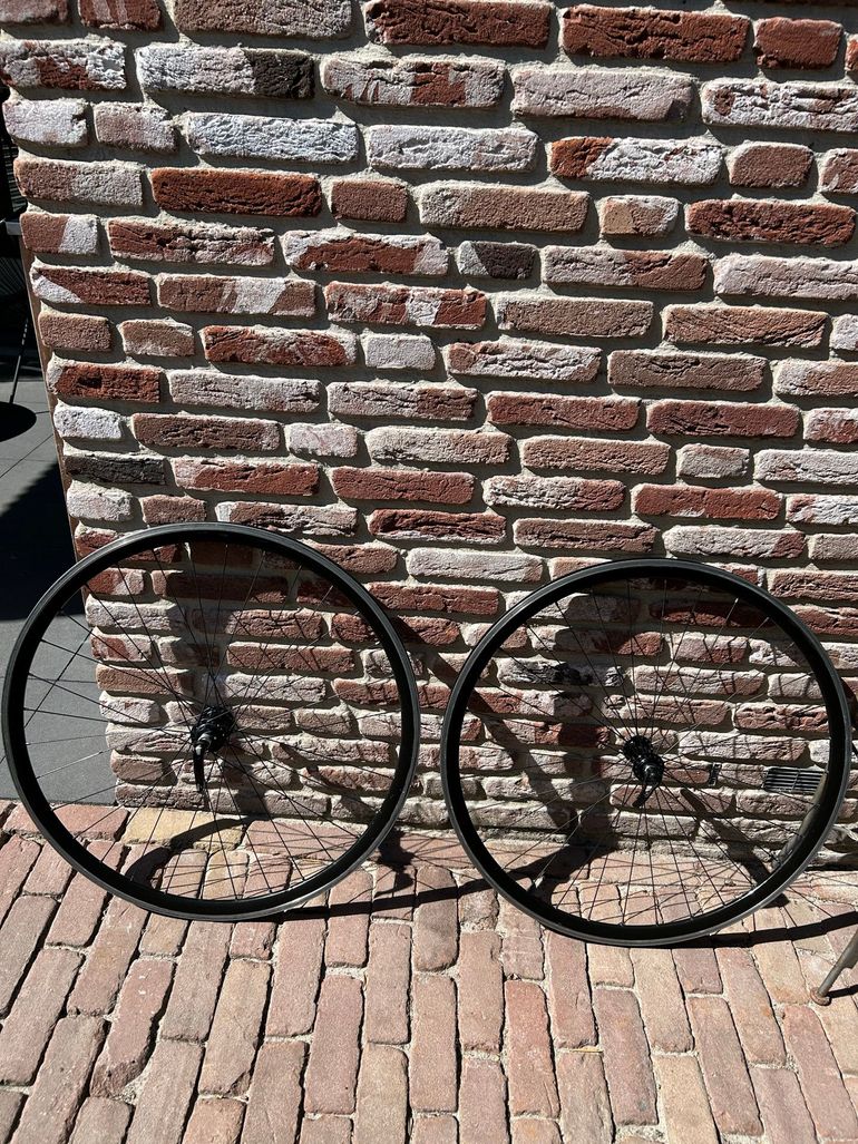 Używany Colnago C50 Frameset met 75 Carbon vork. Zeldzaam exemplaar: lugged, handgemaakt in Italië, handbeschilderd met ATR-formule 1 carbon, kabelstoppers niet geoxideerd, trapas vet en gaaf. Incl DT Swiss 585 velgen met Record naven. 2007 Road & Gravel — zdjęcie 8 z 11