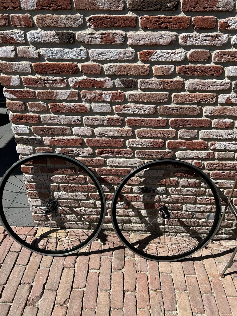 Używany Colnago C50 Frameset met 75 Carbon vork. Zeldzaam exemplaar: lugged, handgemaakt in Italië, handbeschilderd met ATR-formule 1 carbon, kabelstoppers niet geoxideerd, trapas vet en gaaf. Incl DT Swiss 585 velgen met Record naven. 2007 Road & Gravel — zdjęcie 9 z 11