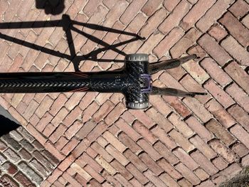 Używany Colnago C50 Frameset met 75 Carbon vork. Zeldzaam exemplaar: lugged, handgemaakt in Italië, handbeschilderd met ATR-formule 1 carbon, kabelstoppers niet geoxideerd, trapas vet en gaaf. Incl DT Swiss 585 velgen met Record naven. 2007 Road & Gravel — zdjęcie 6 z 11