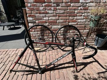 Używany Colnago C50 Frameset met 75 Carbon vork. Zeldzaam exemplaar: lugged, handgemaakt in Italië, handbeschilderd met ATR-formule 1 carbon, kabelstoppers niet geoxideerd, trapas vet en gaaf. Incl DT Swiss 585 velgen met Record naven. 2007 Road & Gravel — zdjęcie 7 z 11