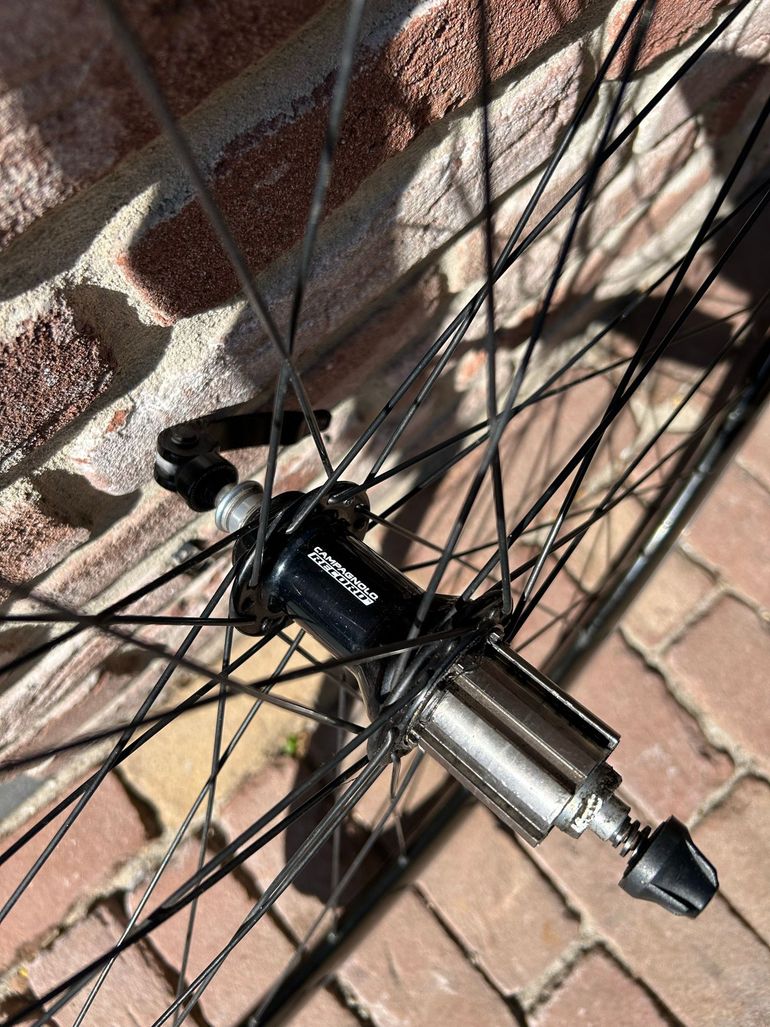 Używany Colnago C50 Frameset met 75 Carbon vork. Zeldzaam exemplaar: lugged, handgemaakt in Italië, handbeschilderd met ATR-formule 1 carbon, kabelstoppers niet geoxideerd, trapas vet en gaaf. Incl DT Swiss 585 velgen met Record naven. 2007 Road & Gravel — zdjęcie 11 z 11