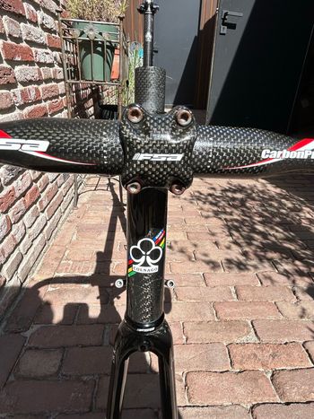 Używany Colnago C50 Frameset met 75 Carbon vork. Zeldzaam exemplaar: lugged, handgemaakt in Italië, handbeschilderd met ATR-formule 1 carbon, kabelstoppers niet geoxideerd, trapas vet en gaaf. Incl DT Swiss 585 velgen met Record naven. 2007 Road & Gravel — zdjęcie 5 z 11