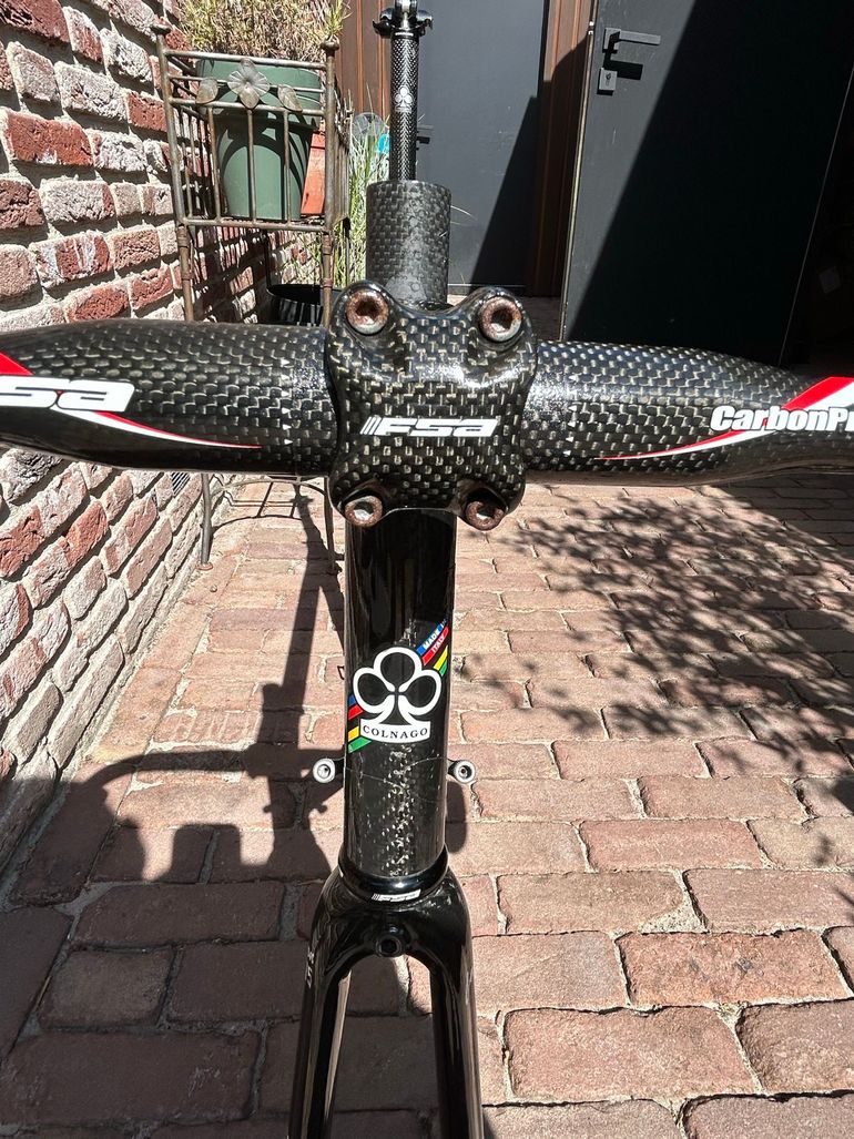 Używany Colnago C50 Frameset met 75 Carbon vork. Zeldzaam exemplaar: lugged, handgemaakt in Italië, handbeschilderd met ATR-formule 1 carbon, kabelstoppers niet geoxideerd, trapas vet en gaaf. Incl DT Swiss 585 velgen met Record naven. 2007 Road & Gravel — zdjęcie 5 z 11