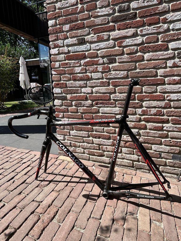 Używany Colnago C50 Frameset met 75 Carbon vork. Zeldzaam exemplaar: lugged, handgemaakt in Italië, handbeschilderd met ATR-formule 1 carbon, kabelstoppers niet geoxideerd, trapas vet en gaaf. Incl DT Swiss 585 velgen met Record naven. 2007 Road & Gravel — zdjęcie 4 z 11