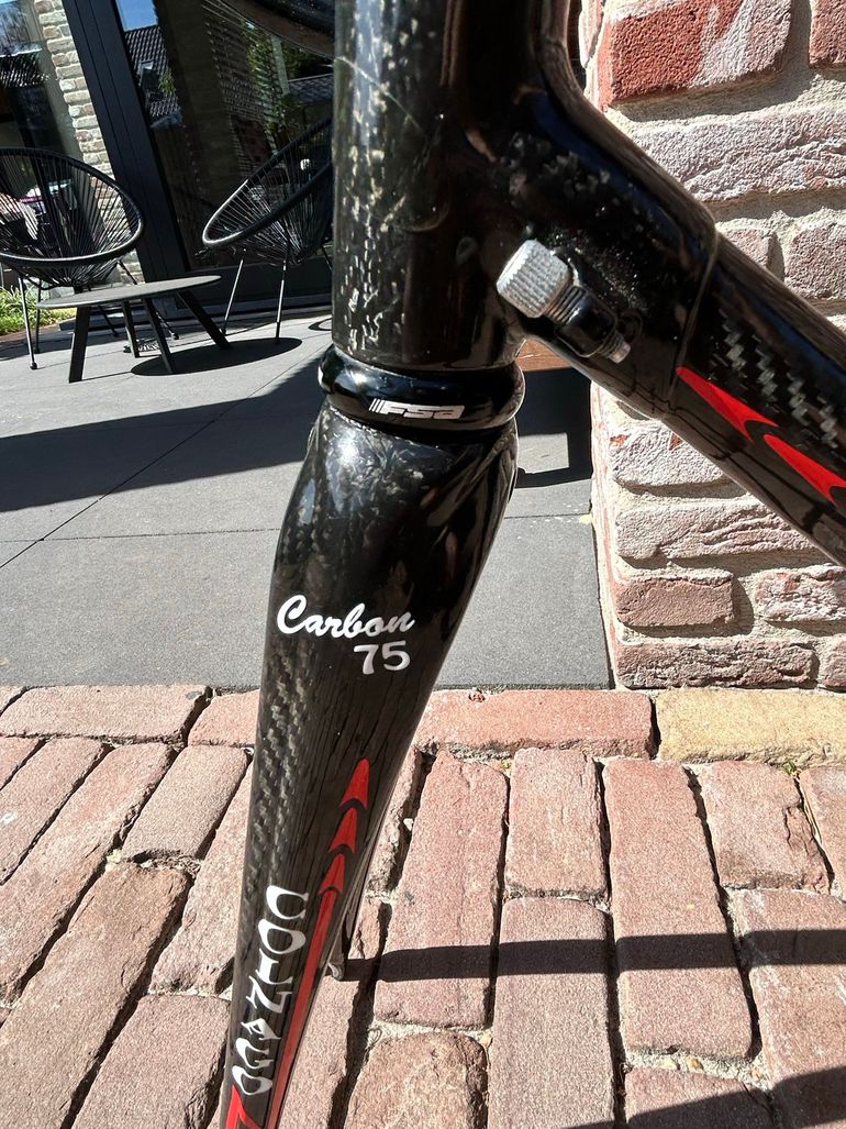 Używany Colnago C50 Frameset met 75 Carbon vork. Zeldzaam exemplaar: lugged, handgemaakt in Italië, handbeschilderd met ATR-formule 1 carbon, kabelstoppers niet geoxideerd, trapas vet en gaaf. Incl DT Swiss 585 velgen met Record naven. 2007 Road & Gravel — zdjęcie 3 z 11