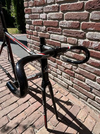 Używany Colnago C50 Frameset met 75 Carbon vork. Zeldzaam exemplaar: lugged, handgemaakt in Italië, handbeschilderd met ATR-formule 1 carbon, kabelstoppers niet geoxideerd, trapas vet en gaaf. Incl DT Swiss 585 velgen met Record naven. 2007 Road & Gravel — zdjęcie 2 z 11