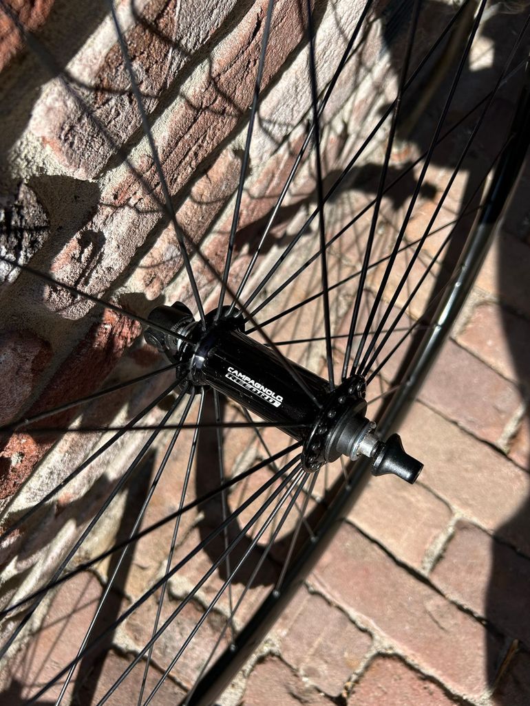 Używany Colnago C50 Frameset met 75 Carbon vork. Zeldzaam exemplaar: lugged, handgemaakt in Italië, handbeschilderd met ATR-formule 1 carbon, kabelstoppers niet geoxideerd, trapas vet en gaaf. Incl DT Swiss 585 velgen met Record naven. 2007 Road & Gravel — zdjęcie 10 z 11