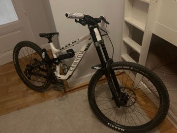 Canyon Torque DH CLLCTV 2025 2025 Mountainbike de segunda mano, Blanco — imagen 2 de 4