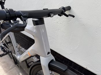 Canyon Roadlite:ON CF 9 LTD 2023 2023 Urban usato, Grigio chiaro — immagine 4 di 15
