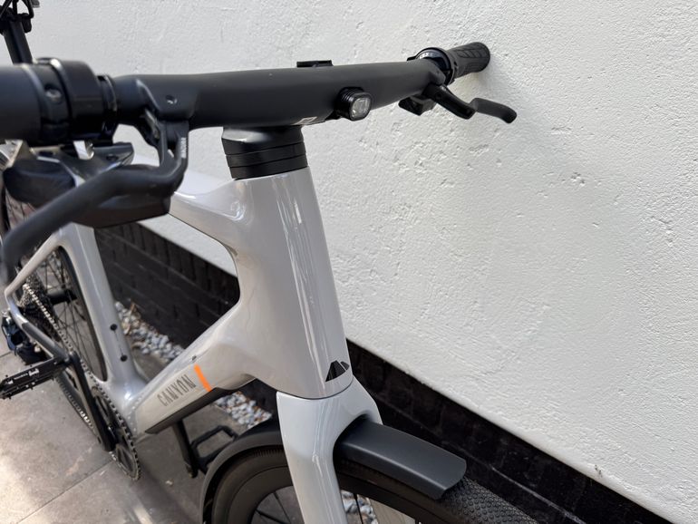 Canyon Roadlite:ON CF 9 LTD 2023 2023 Urban usato, Grigio chiaro — immagine 4 di 15