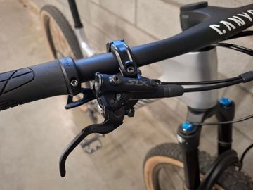Gebrauchtes Canyon Lux Trail CF 7 2025 2025 Mountainbike, Hellgrau, 29 — Bild 11 von 16