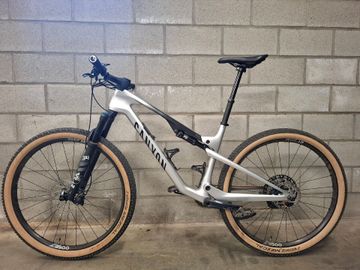 Gebrauchtes Canyon Lux Trail CF 7 2025 2025 Mountainbike, Hellgrau, 29 — Bild 14 von 16