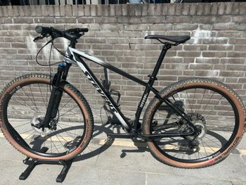Stevens Sonora ES 2025 2025 Mountainbike de segunda mano, Gris claro — imagen 2 de 3