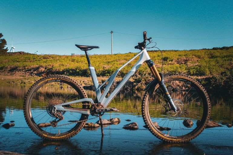 Brugt UNNO BURN Race 2024 2024 Mountainbike — billede 1 af 6