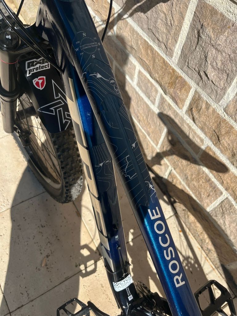 Used Trek Roscoe 8 2023 2023 Mountainbike, Blue, 27.5, 29 — image 12 of 22