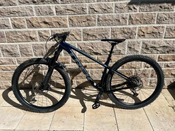 Used Trek Roscoe 8 2023 2023 Mountainbike, Blue, 29 — image 2 of 22