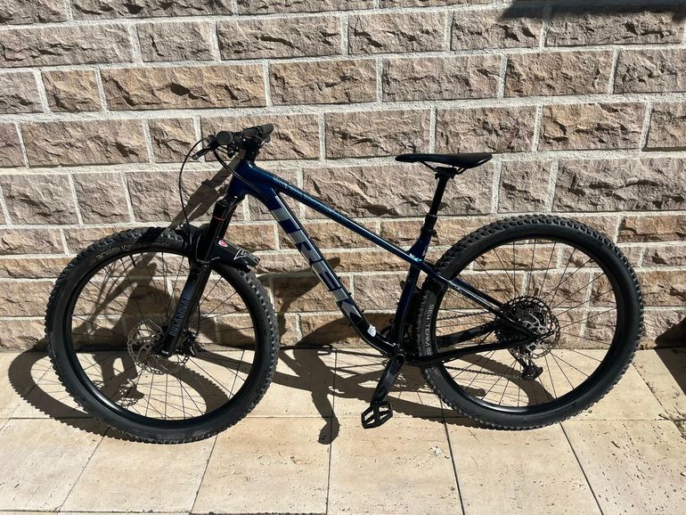 Used Trek Roscoe 8 2023 2023 Mountainbike, Blue, 27.5, 29 — image 2 of 22