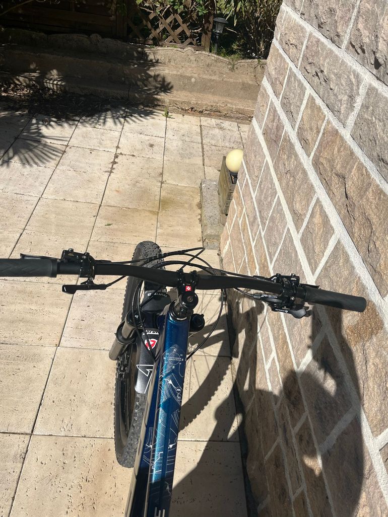 Used Trek Roscoe 8 2023 2023 Mountainbike, Blue, 27.5, 29 — image 10 of 22