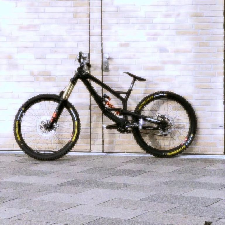 YT Industries Tues Other 2017 Mountainbike usato, Nero — immagine 1 di 8