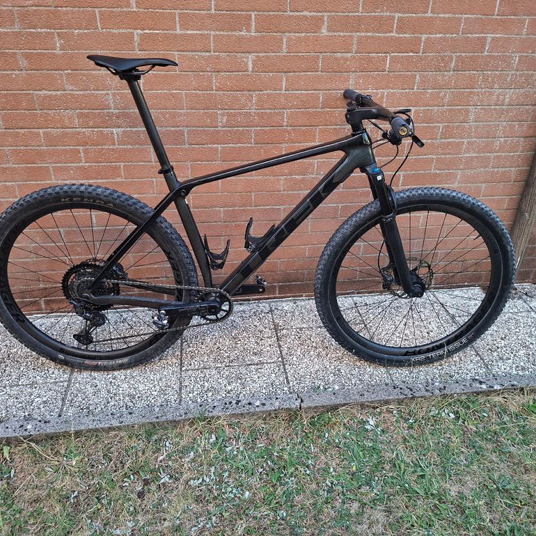 Trek Procaliber 9.8 2023 2023 Mountainbike de segunda mano, Negro — imagen 2 de 12