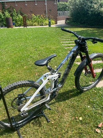 Giant Glory Advanced 2025 2025 Mountainbike de segunda mano, Gris claro — imagen 2 de 5