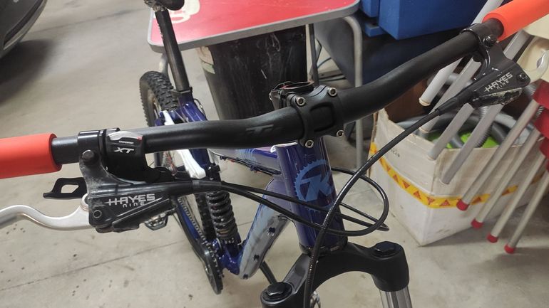 Used Kona Stinky Shimano Deore XT 2010 Mountainbike, Blue — image 2 of 9