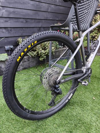 Orbea ALMA M50 2023 2023 Mountainbike usato, Grigio chiaro — immagine 4 di 12