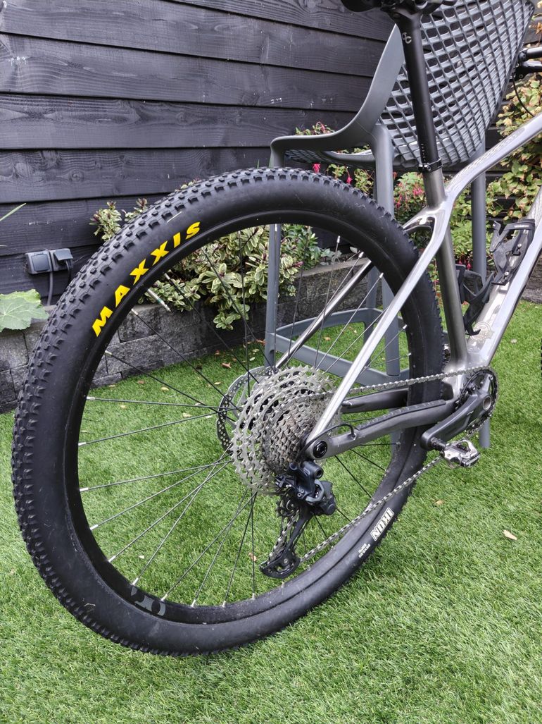 Orbea ALMA M50 2023 2023 Mountainbike usato, Grigio chiaro — immagine 4 di 12