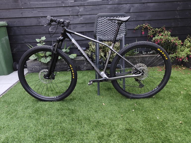 Orbea ALMA M50 2023 2023 Mountainbike usato, Grigio chiaro — immagine 3 di 12