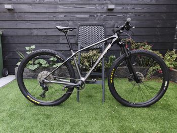 Orbea ALMA M50 2023 2023 Mountainbike usato, Grigio chiaro — immagine 2 di 12